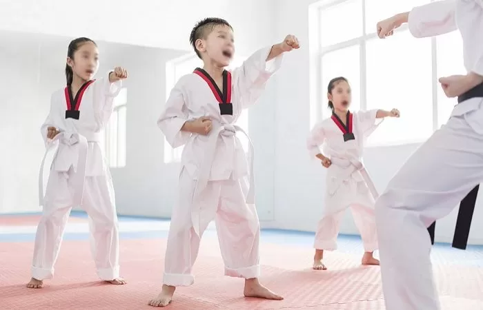 화장실에서 'X 오래 싼다'며 11살 아이 배를 발로 걷어찬 태권도 관장