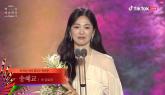 '나 상 받았어 연진아'...'더 글로리' 송혜교, 백상 TV부문 최우수상 수상