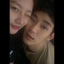 김수현과 얼굴 맞댄 '초밀착 투샷' 인스타그램에 공개했다가 '빛삭'한 김새론