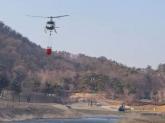 골프장에 산불 진화 물 뜨러 간 소방헬기... 날아오는 골프공에 깜짝