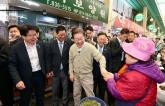 '이거 받으면...' 지지자가 '대추즙' 건네자 이재명 후보가 손사래 치면서 한 말