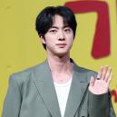 BTS 진에 '기습 입맞춤' 한 일본인 여성, 한국 들어와 자진 출석... 검찰 송치