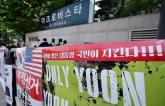 '윤버지 감사합니다'... 어제(8일) 어버이날 맞은 서초동 아크로비스타 앞 풍경