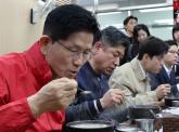 순대국밥 먹던 김문수가 '술은 안 드십니까?' 물음에 한 대답 (영상)