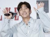지창욱, 훈훈한 미담 전해졌다... '기가 막힌 타이밍에 우는 아이 손 잡아줘, 오빠 덕에 살았다'