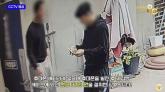 전동휠체어 탄 여성에게 휴대폰 빌리더니 케이스에 있는 현금 37만원 훔친 일당