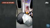 우산 2개 활짝 펼쳐놓고 임산부석에 떡하니 앉아... 2호선 민폐녀의 정체 (영상)